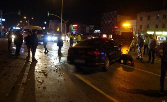 İzmir'de çarpışan 2 otomobilden 1'i gece kulübüne daldı: 5 yaralı