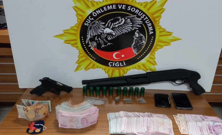 İzmir'de uyuşturucu tacirinin evinden çıkan para şok etti