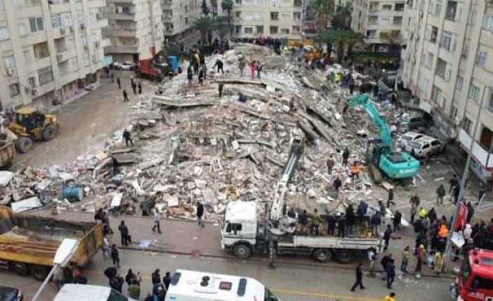 7.7'lik depremde can kaybı 4 bin 544'e yükseldi