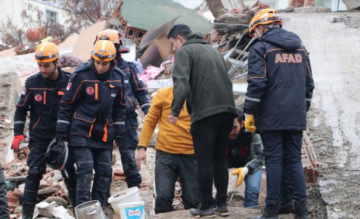 AFAD: Depremde 13 bin 740 personel görevlendirildi
