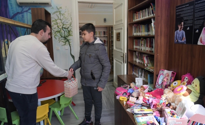Bornova'dan depremzede çocuklara oyuncak ve kitap