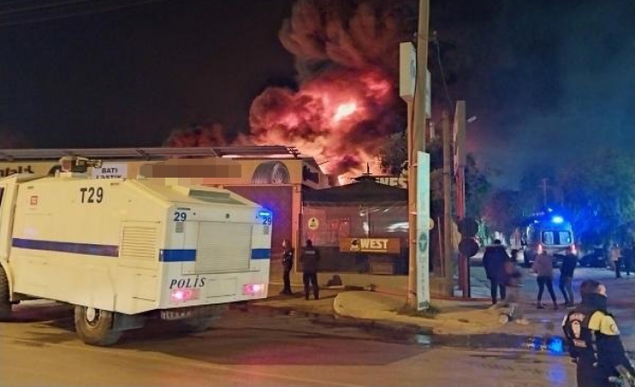 İzmir'de lastik deposunda 8 saatlik yangın kabusu!
