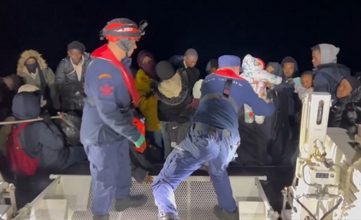 İzmir açıklarında lastik botlardaki 59 düzensiz göçmen kurtarıldı