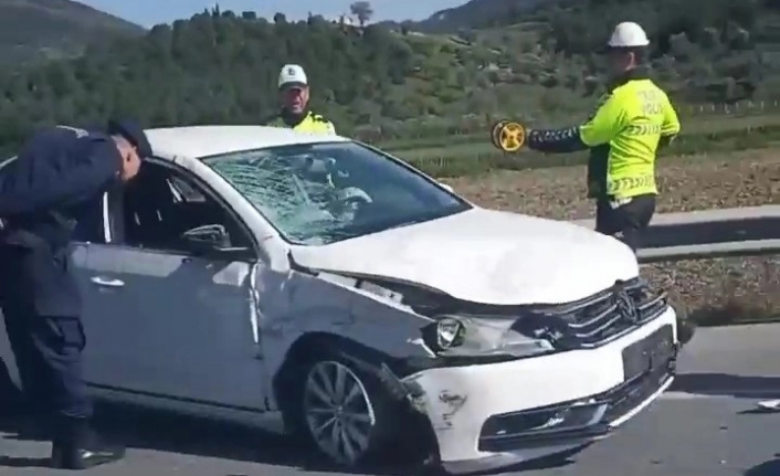 İzmir'de feci kaza: Araçtan inerken otomobilin çarptığı adam hayatını kaybetti