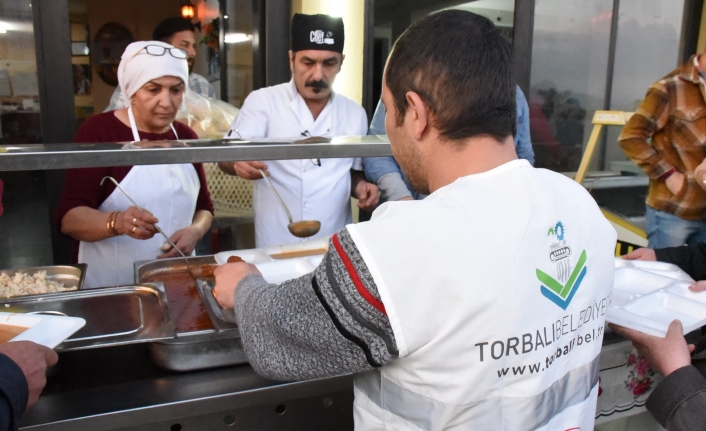 Torbalı Belediyesi depremzedelere iftar verdi