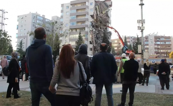 Depremde 11 kişiye mezar olan bina için belediye görevlilerine dava