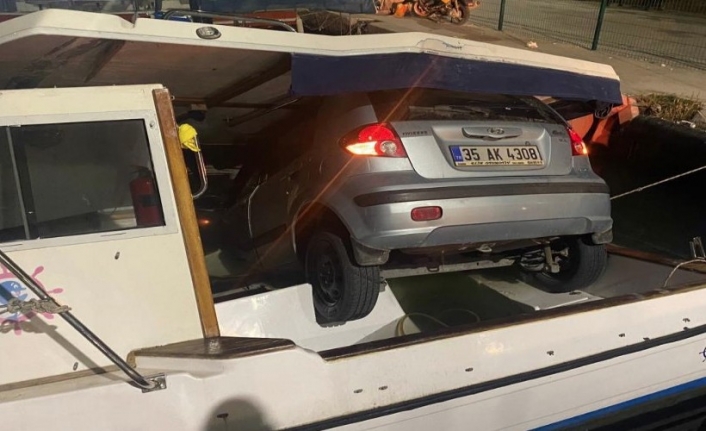 İzmir'de ilginç kaza: Alkollü sürücü tekne üzerine düştü