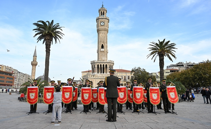Askeri bando Konak Meydanı'nda konser verdi