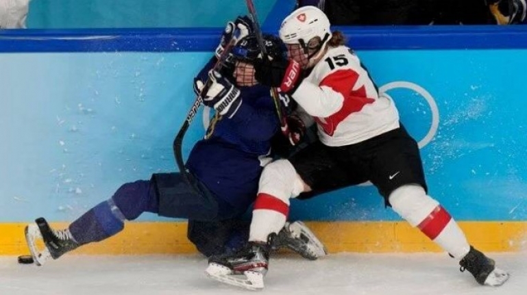 Buz hokeyi maçında kadın sporcu felç oldu