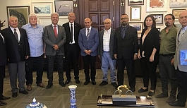 İzmir Sosyoloji Derneği Yönetim Kurulu üyeleri İzmir Büyükşehir Belediye Başkanı Tunç Soyer’i makamında ziyaret etti.