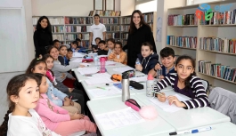 Liseli öğrenciler Bayraklı'da matematik öğretiyor