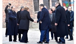 Merkel, Nazi toplama kampını ziyaret sırasında yalpalayıp düşme tehlikesi atlattı