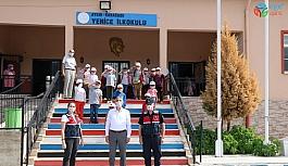 Jandarma, Karacasulu minik öğrencilerin heyecanına ortak oldu