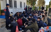 İzmir'de 442 düzensiz göçmen ve 8 göçmen kaçakçısı yakalandı