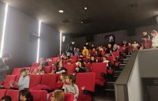 Güzelbahçe’de depremzede çocuklara sinema terapisi