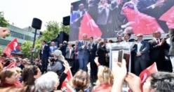 CHP Genel Başkanı Kemal Kılıçdaroğlu’na yapılan saldırıyı İzmirliler Konak Meydanı’nda protesto etti
