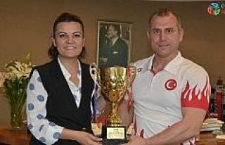 Balkan Şenliklerinin Güreş Şampiyonu, İzmitli...