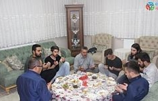 Başkan Tutal iftar sofrasında öğrencileri evinde...