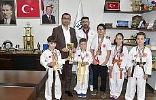 Biga Belediyesi Karate Okulu sporcularının madalya...