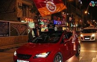 Galatasaraylı taraftarlar Yalova’yı marşlarla...