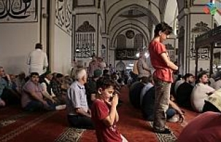 Kadir Gecesi’nde Bursalılar Ulu Cami’ye akın...