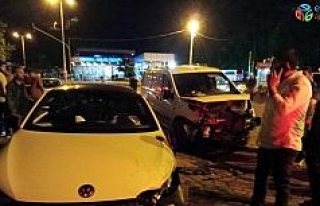 3 aracın karıştığı kazada 2 kişi yaralandı