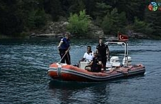 Adana’da serinlemek için göle giren genç kayboldu
