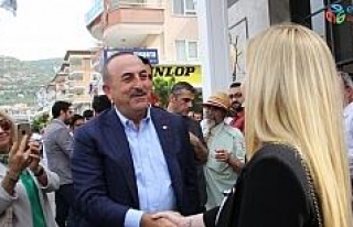 Bakan Çavuşoğlu Alanya’da hemşehrileriyle bayramlaştı