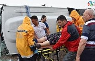 Balıkesir’de yolcu minibüsü yan yattı: 10 yaralı