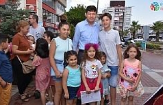 Başkan Özcan öğrencilerin karne sevincini paylaştı