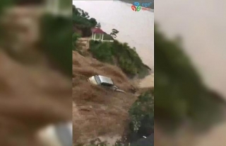 Çin’de sel suları araçları sürükledi