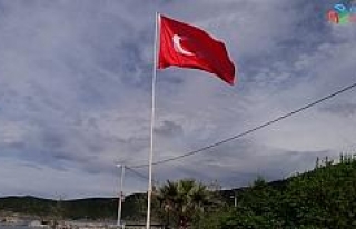 Erdek’in Turan Mahallesi meydanına Türk bayrağı...