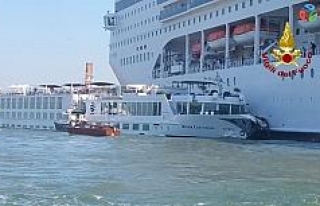İtalya’da yolcu gemisi turist teknesine çarptı