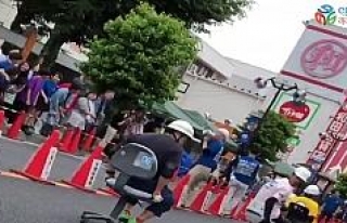 Japonya’da ofis sandalyesi sürme yarışması renkli...