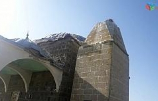 Kars’ta camiye yıldırım düştü, minare yıkıldı