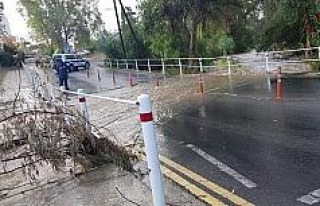 Kıbrıs’ta yaz yağmurları araçları devirdi