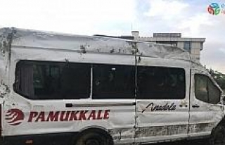 TEM’de yolcu servis minibüsü kaza yaptı