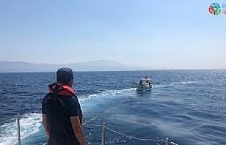 Yunan adalarına sürüklenen Türk teknesini Sahil...
