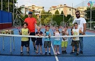 Yunusemre’de yaz tenis kursu başladı