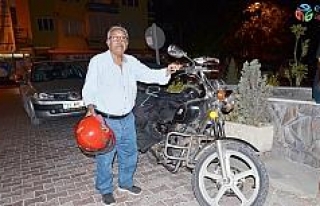 72 yaşındaki emekli öğretmen motoruyla diyar diyar...