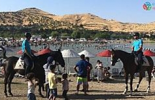 Atlı devriye,Hazar Gölü Plajı’na indi