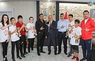 Başkan Öztürk, Muaythaı’cı Sporcuları Kabul...