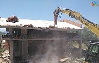 Çanakkale’de kaçak yapıların yıkımına başlandı