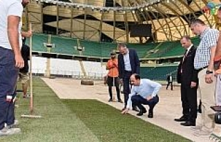 Konya Büyükşehir Stadyumunun çim zemini yenilendi
