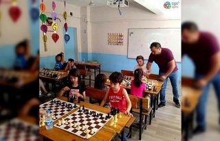 Sarıgöl’de öğrencilere satranç kursu açıldı