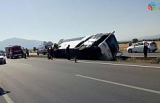 Turistleri taşıyan tur otobüsü kaza yaptı: 4...