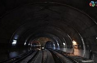 Akköprü-İvedik metro istasyonları arasında raylar...