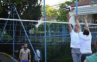 Başkan Kocaman, vatandaşlarla voleybol oynadı