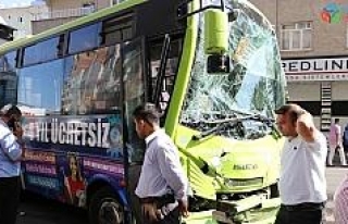 Halk otobüsü kepçeye çarptı: 5 yaralı