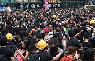 Hong Kong’da hükumet karşıtları sokağa döküldü